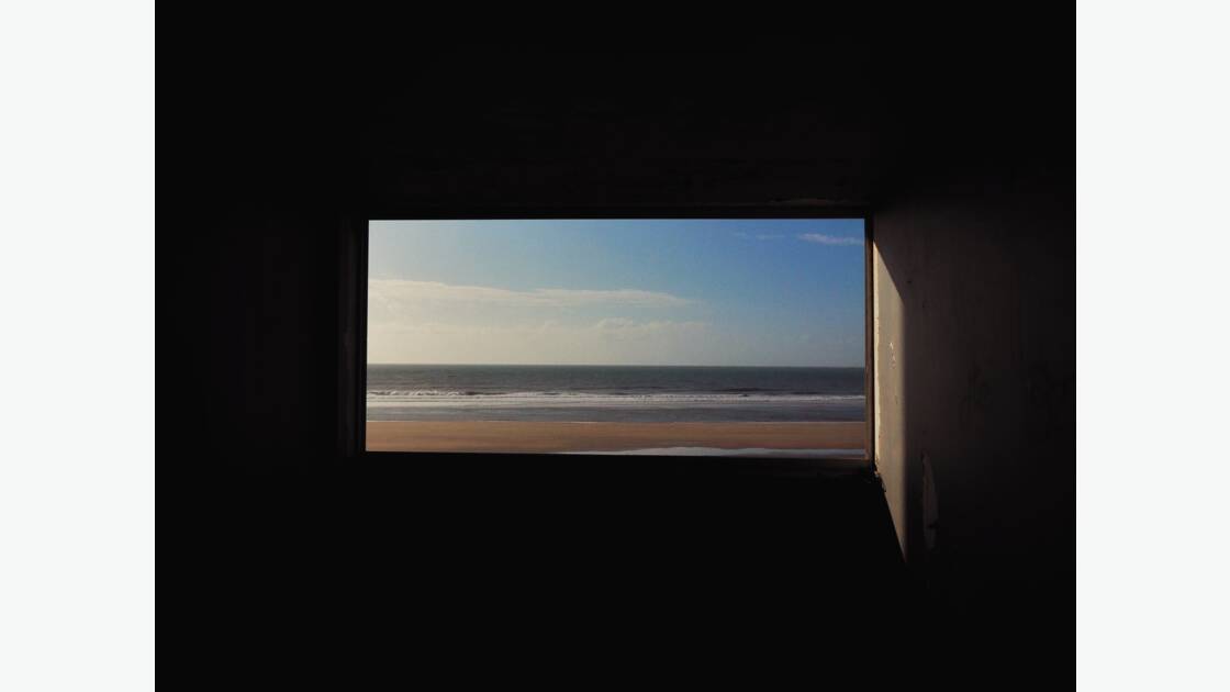 Vue depuis l’intérieur de l’immeuble « le Signal » à Soulac-sur-Mer (33).