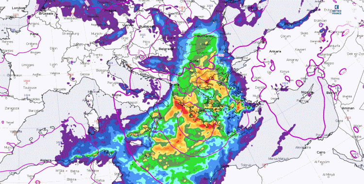 Pression réduite au niveau de la mer prévue le vendredi 15 octobre 2021 à 12 UTC et précipitations prévues sur 48h précédentes par le modèle CEP.