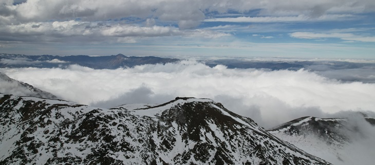 Nuages blancs en montagne