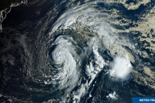 Le jour se lève sur l'ouragan Epsilon le 22 octobre.