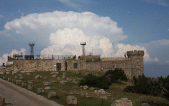 L'observatoire de l'Aigoual, côté ouest, avant les travaux.