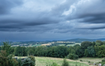 Il a fait frais hier sous les précipitations.