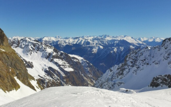 Temps très ensoleillé ce matin au-dessus de Saint-Colomban-des-Villards (73).