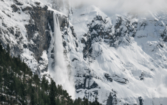 Illustration- L'enneigement très précoceest exceptionnel. Il s'est d'ailleurs traduit par une activité avalancheuse naturelle notable, inhabituelle pour la saison