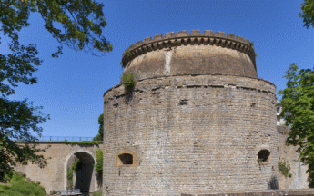 Tour du Roi à Charleville-Mézières sous le soleil.
