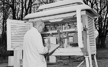 Abri météo (relevé des mesures) à Montsouris. 1983