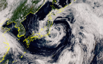 Nepartak au large du Japon; à gauche les restes d'In-Fa sur la Chine.