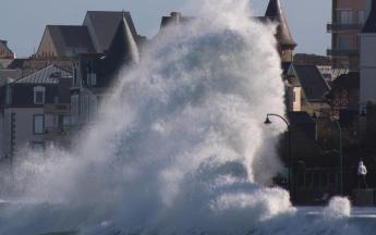 Une puissante houle entraîne des vagues de 4 à 5 m à partir de mardi 