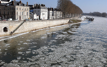 À Orléans, le 10 février 2012, la Loire charrie des glaçons.