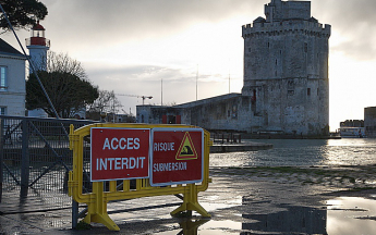 Quai de La Rochelle envahi par la mer