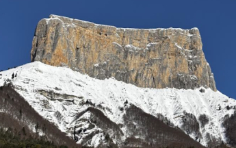 Le mont Aiguille dans le massif du Vercors (38) bien enneigé le 22 février.