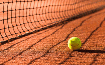 A Roland-Garros , une équipe dédiée de Météo-France assure les prévisions météo pour éclairer les organisateurs du tournoi.