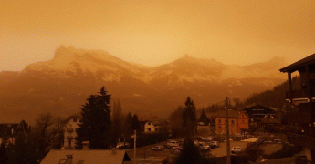 Ciel orange et sable : d'où vient ce phénomène ?