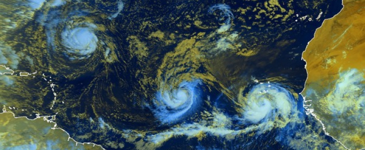 Illustration défilé de phénomènes tropicaux sur l'Atlantique nord © Météo-France