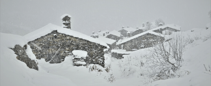 Fortes chutes de neige sur le sud des Alpes comme ici au dessus de Bonneval sur Arc