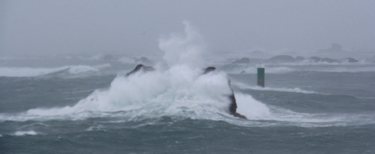 Grosse mer et beaucoup de vent à Landunvez (29) lors du passage de la tempête Dirk le 23 décembre 2013