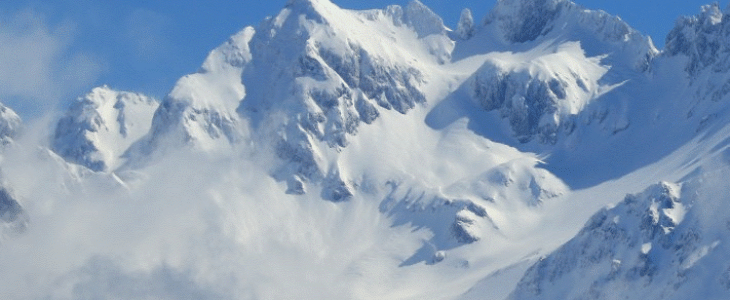 Le massif de Belledonne recouvert de neige sous le soleil le 16 mars 2021