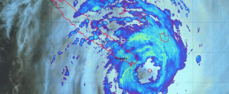 Dépression tropicale forte Dovi à 09 UTC soit 20 heures locales. Cette image permet de voir nettement l'œil du phénomène avec l'Île-de-Pins en son centre ainsi que l'étendue des précipitations sous forme de bandes spiralées.
