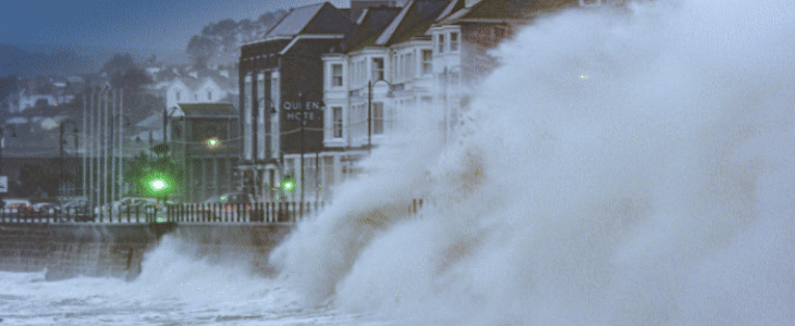 La tempête Barra ce mardi matin sur les côtes irlandaises.
