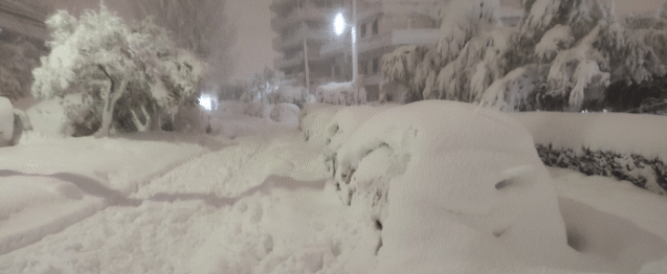 Rue d'Athènes sous la neige la nuit dernière.