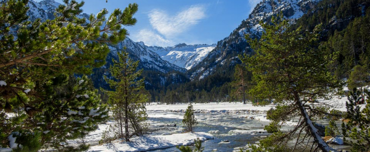 rivière dans les montagnes enneigées des Pyrénées