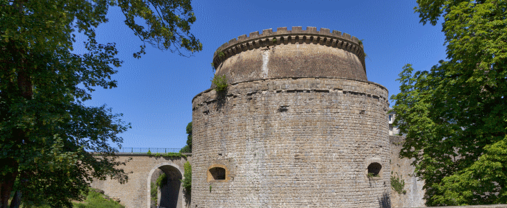 Tour du Roi à Charleville-Mézières sous le soleil.