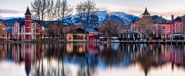 Lac à Puigcerda, catalan Pyrénées au coucher du soleil