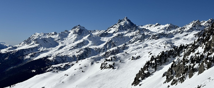 Le Grand Pic de Belledonne vu depuis le versant Sud de la Belle Étoile, vers 2 000 m d'altitude, le 3 mars 2025.