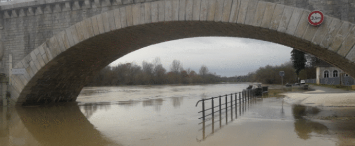 L'Adour en crue en aval à Saubusse dans les Landes.