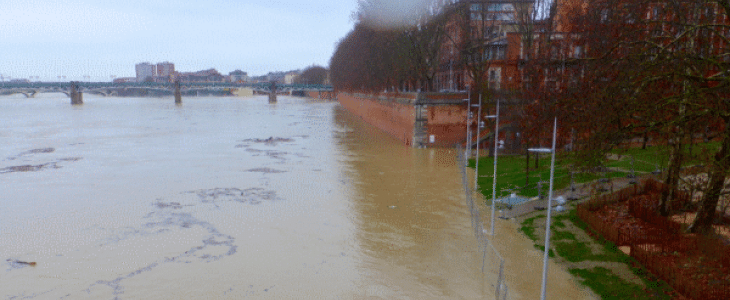 La Garonne en crue à Toulouse lundi 10 janvier 2022.