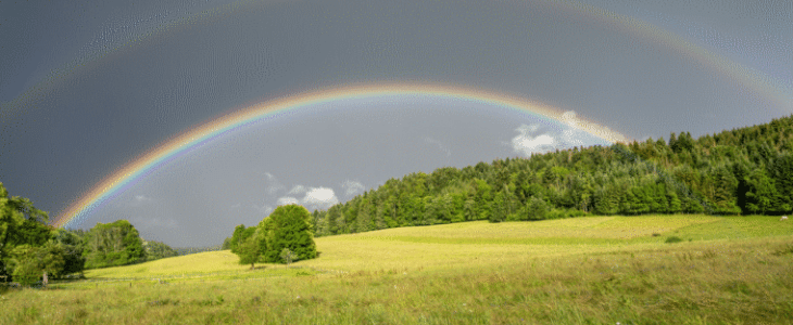 Soleil et pluies orageuses ont souvent alterné ce mois de juin, donnant de beaux arcs-en-ciel, comme ce double dans le Doubs