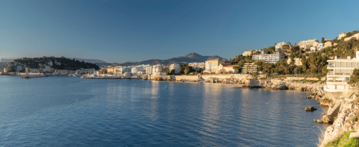 Le soleil brille généreusement dans le Sud, comme ici à Nice.