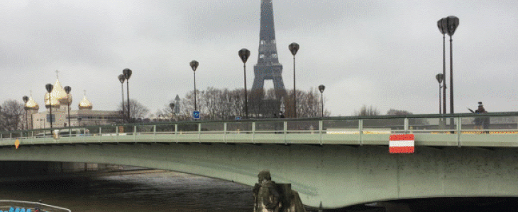 Le zouave du pont de l'Alma à Paris a les pieds dans la Seine