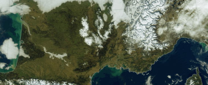 Image du satellite défilant Suomi-NPP du 14 décembre. Vue du ciel : la neige sur tous les reliefs qui émergent au-dessus d’une couche de nuages bas installée sur la moitié nord de la France et dans de nombreuses vallées alpines.