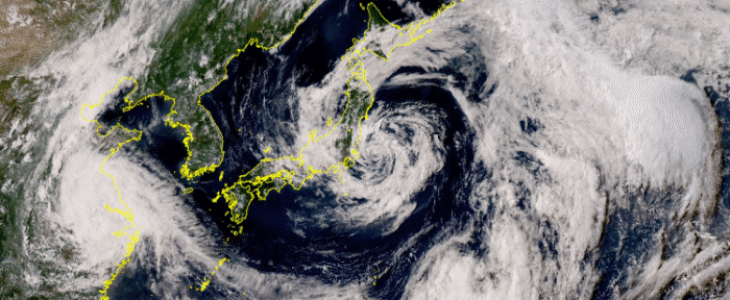 Nepartak au large du Japon; à gauche les restes d'In-Fa sur la Chine.