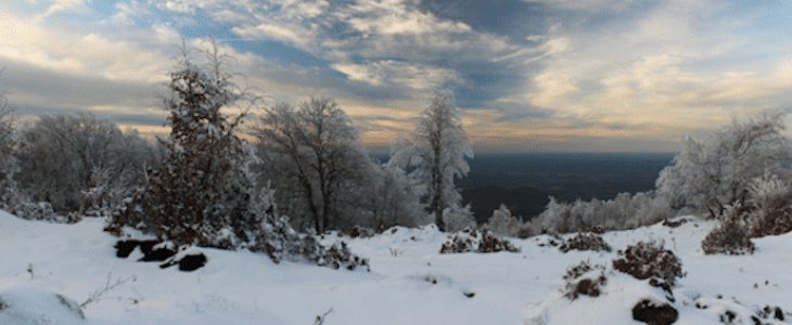 Après une semaine hivernale, la neige continue à tomber sur les massifs.