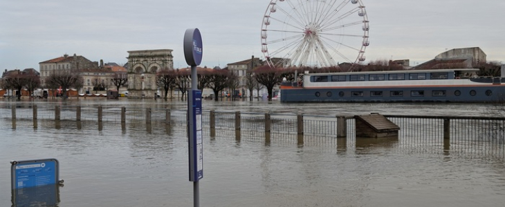 Des crues importantes sont en cours comme ici à Saintes (17).