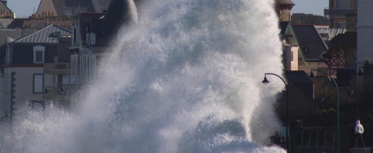 Une puissante houle entraîne des vagues de 4 à 5 m à partir de mardi 