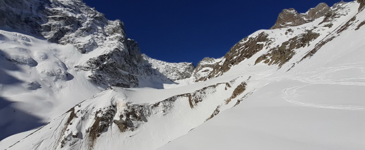 Vue sur les montagnes enneigées de l’Oisans dans les Alpes, le 5 avril 2022.