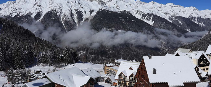 La station de ski d'Oz, près de l'Alpe d'Huez (Isère), le 22 février 2022. En toile de fond, le massif de Belledonne. © Daniel Goetz.