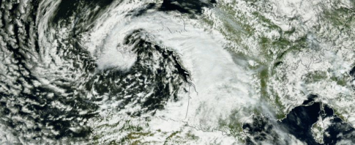Une perturbation est en train d'évoluer au large de la Bretagne. Peu mobile, elle s'enroule très lentement autour de son noyau dépressionnaire - © Météo-France 