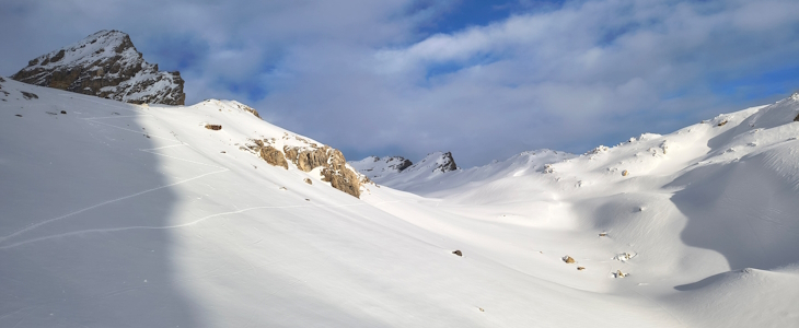 Tenn de Rhêmes, plateau frontalier au-dessus de Val d'Isère (74). L'enneigement est en nette amélioration, par rapport au début d'hiver où ces secteurs étaient ravagés par plusieurs épisodes de vent fort.