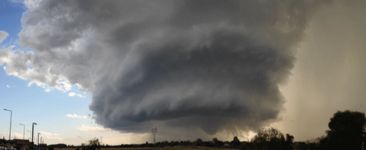 Développement d'une tornade dans une supercellule orageuse en Lombardie dimanche. 