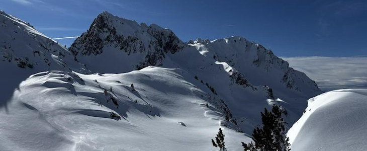 Le Fort et les Grands Moulins (2 495 m) dans le massif de Belledonne, le 2 février en montant à la Grande Roche Blanche