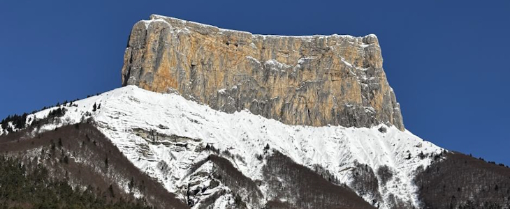 Le mont Aiguille dans le massif du Vercors (38) bien enneigé le 22 février.
