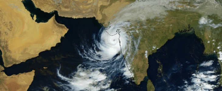 Le cyclone Tauktae longeant les côtes ouest de l’Inde entraînant des pluies intenses et une mer dangereuse.