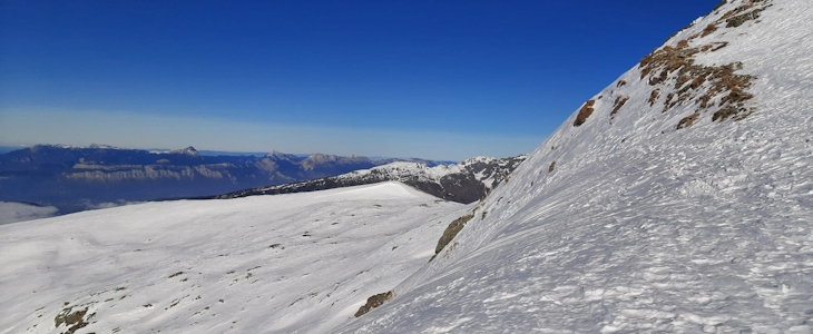 Faible enneigement dans le massif du Taillefer vu vers les Préalpes (Chartreuse) qui apparaissent sans couche de neige