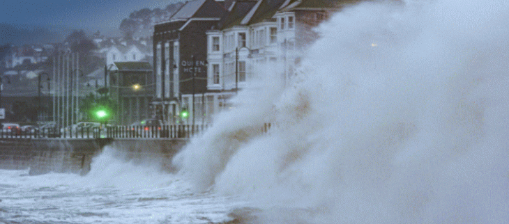 La tempête Barra ce mardi matin sur les côtes irlandaises.
