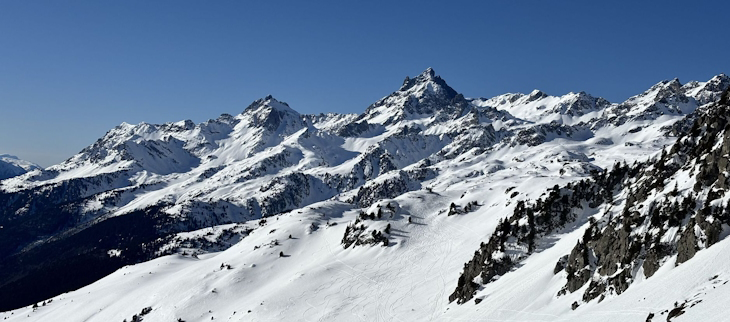 Le Grand Pic de Belledonne vu depuis le versant Sud de la Belle Étoile, vers 2 000 m d'altitude, le 3 mars 2025.