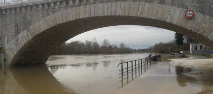 L'Adour en crue en aval à Saubusse dans les Landes.